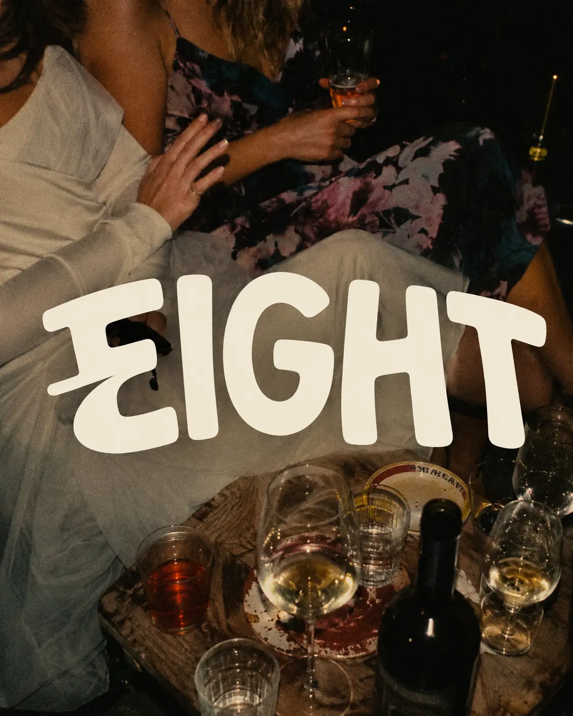 Table de nuit à bord, verres et lumière au flash