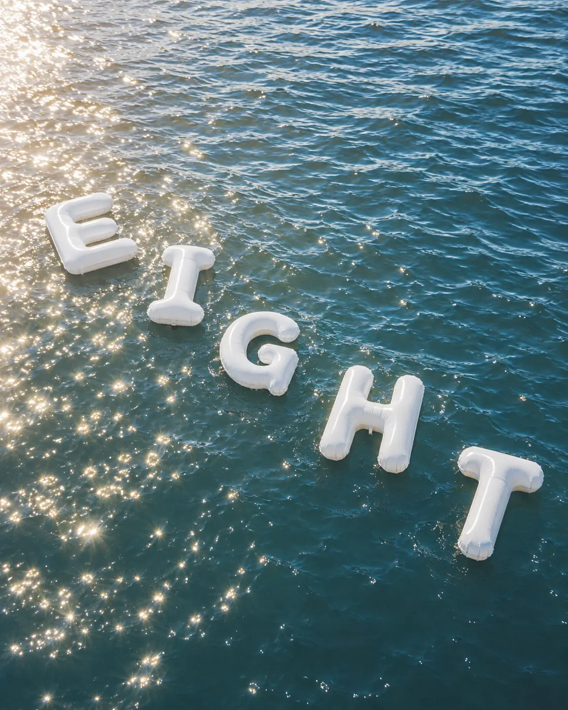 Lettres gonflables EIGHT flottant sur le lac au soleil
