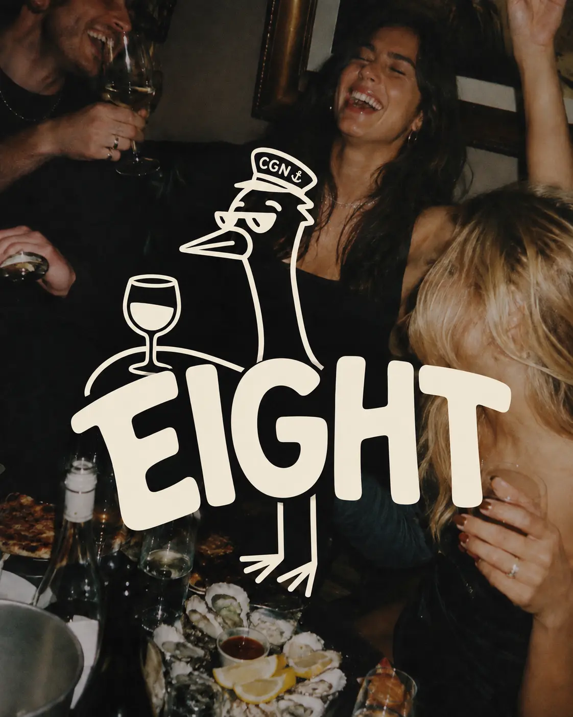 Table de fête à bord : rires, huîtres et verres de vin au flash