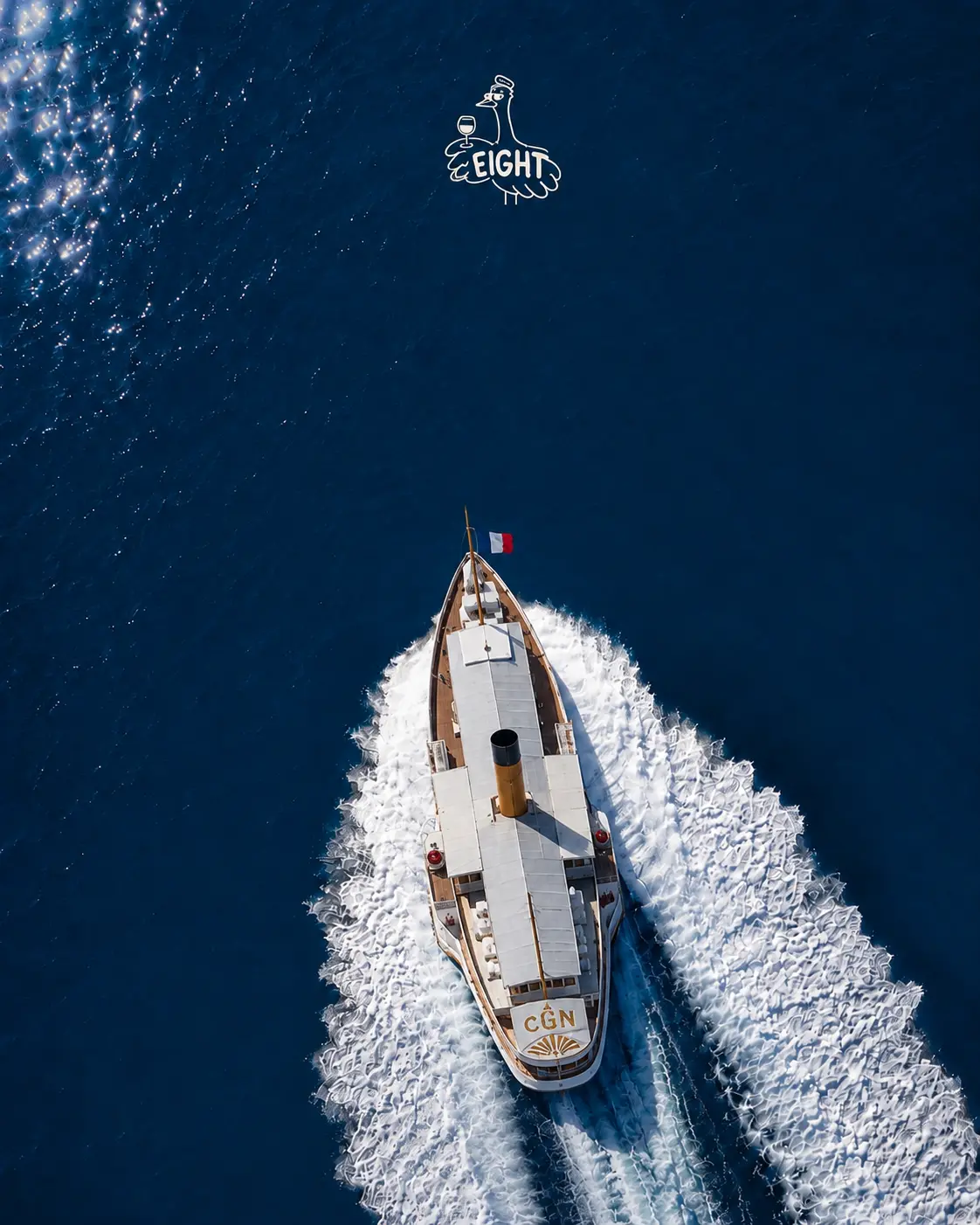 Vue aérienne d'un bateau CGN fendant le lac Léman