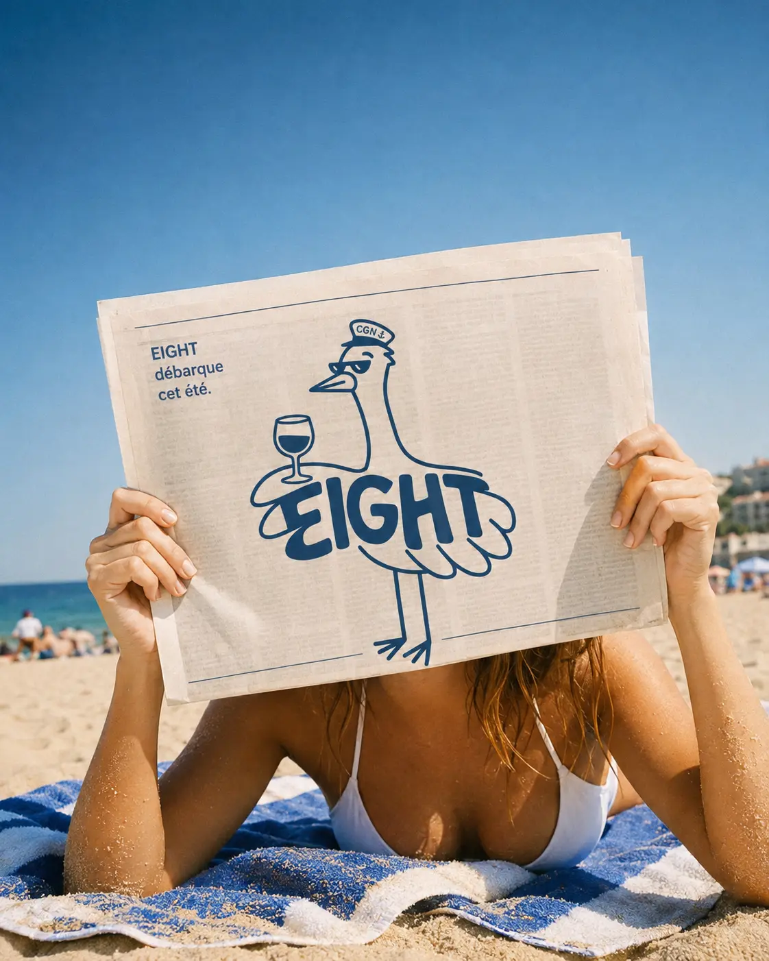 Affiche EIGHT : une personne lit un journal floqué du logo EIGHT au bord du lac