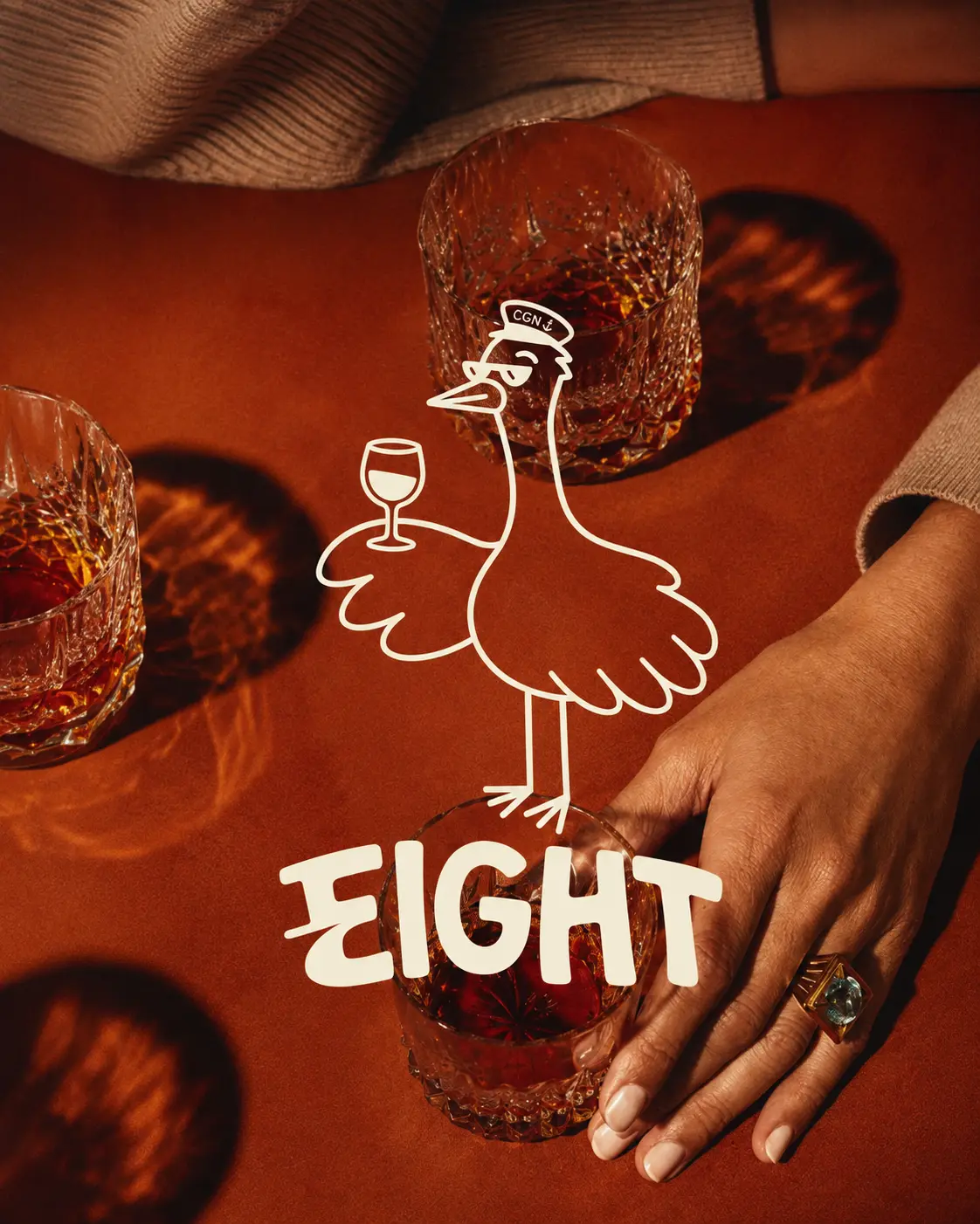 Verres ambrés sur une table rouge avec le logo EIGHT