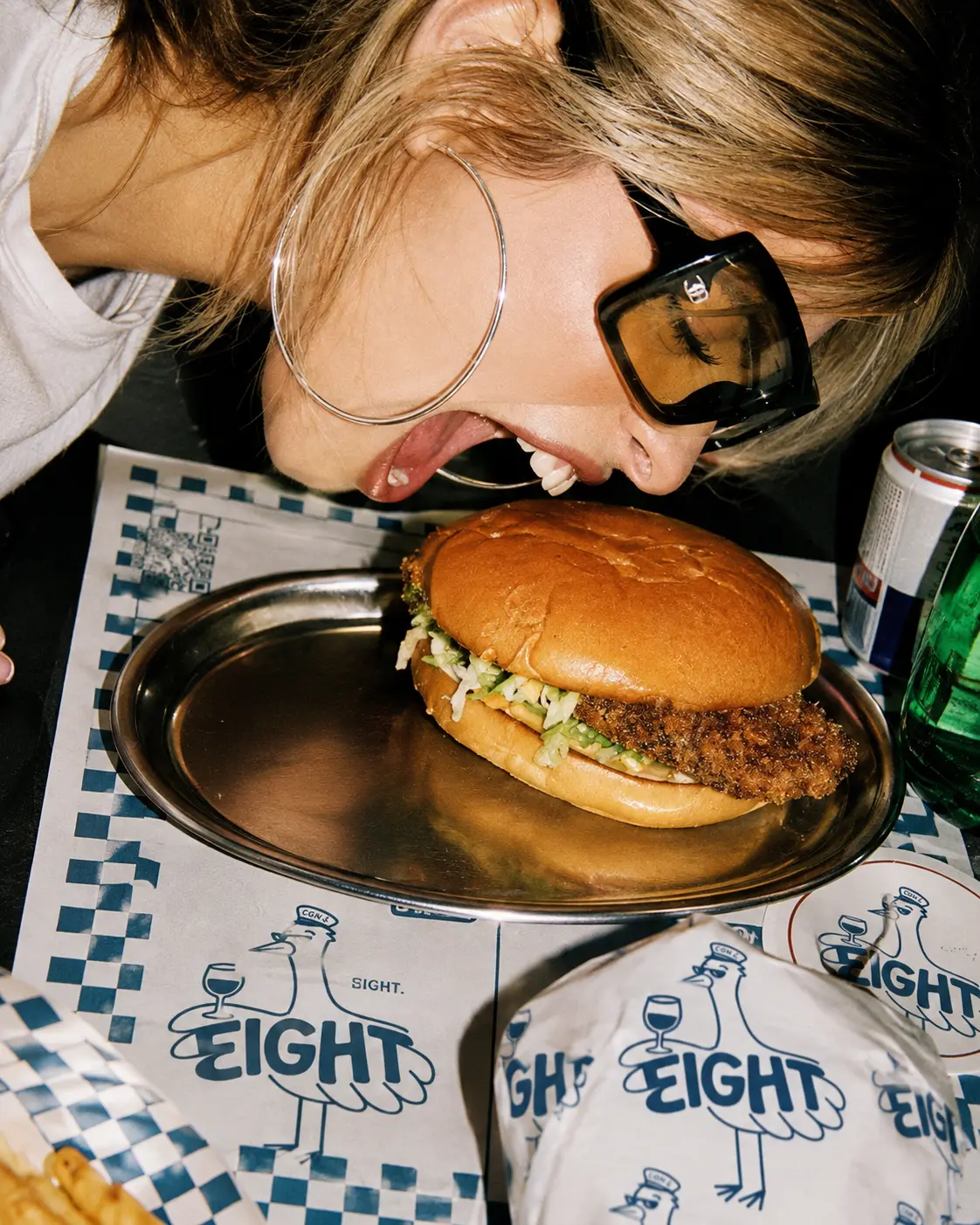 Burger servi à bord sur set de table EIGHT, ambiance nuit au flash